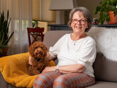 Marja (75) en oppashond Koosje: 